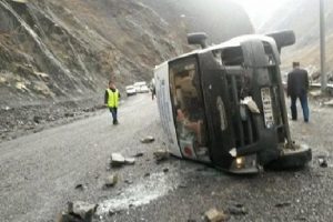 Dağdan kopan kaya par&ccedil;aları minib&uuml;s&uuml;n &uuml;zerine devrildi