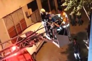 Şakalaşırken balkondan d&uuml;şt&uuml;
