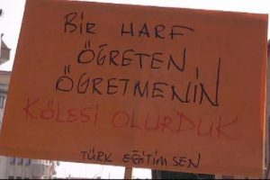 Okulda &ouml;ğretmene sabah t&ouml;reni dayağı