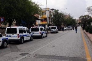 Babasına ateş ederken 4 kişiyi yaraladı