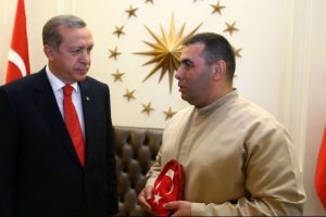 Getirdikleri toprağı ve bayrağı takdim ettiler