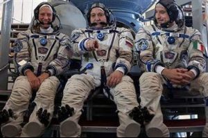 Astronotlar uzay y&uuml;r&uuml;y&uuml;ş&uuml;nde