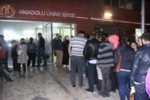 A&Ouml;F kayıtlarının son g&uuml;n&uuml;nde b&uuml;ro &ouml;n&uuml;nde kuyruk oluştu