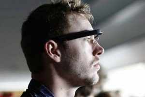 Google Glass'a bağımlı oldu
