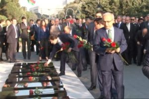 Aliyev ve şehitlerin mezarlarını ziyaret etti