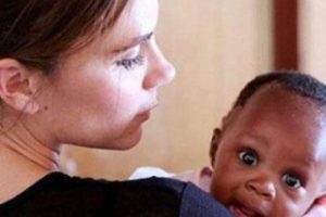 Victoria Beckham da iyi niyet el&ccedil;isi oldu...