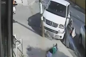 Minib&uuml;s &ccedil;ocuğun ayağını kopardı