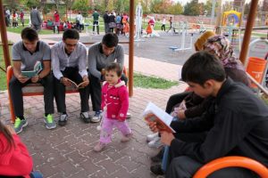 Okumayı &ouml;zendirmek i&ccedil;in parkta kitap okudu