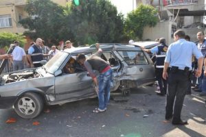 Kamyonet otomobile &ccedil;arptı ve...