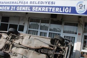 Bursa'da taklalar atan otomobil, binaya &ccedil;arparak durabildi