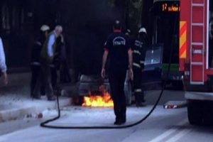 Tamirden yeni aldığı otomobili b&ouml;yle yandı