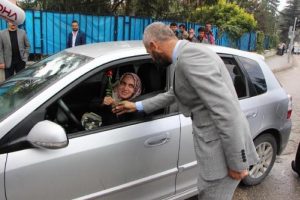 Yayalara yol verenlere, g&uuml;l verdiler