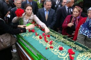 &Ouml;ğrenci ve meslektaşları g&ouml;zyaşlarına boğuldu
