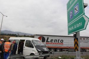 Minib&uuml;s bariyerlere &ccedil;arptı: 8 yaralı