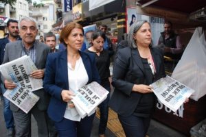 G&uuml;lten Kışanak gazete dağıttı