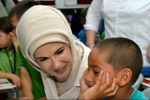 Cumhurbaşkanı'nın eşi yetim &ccedil;ocukları kabul etti