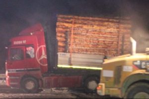Bir anda alevlere teslim oldu