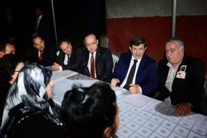 Başbakan Davutoğlu'ndan taziye ziyareti