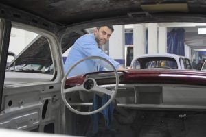 Amerikalı kadın 1955 model otomobilini Bursa'da yeniletti