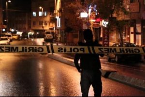 Bomba uzmanını &ccedil;ekirdek yiyerek izlediler