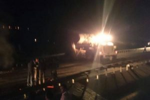 Tomruk y&uuml;kl&uuml; TIR aniden alev alınca...