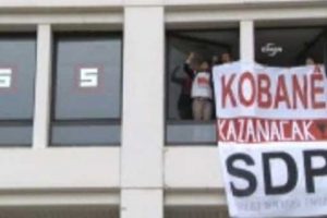 Kobani i&ccedil;in televizyon binasını bastılar