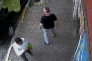 Arabayı soydu, ka&ccedil;arken selam verdi