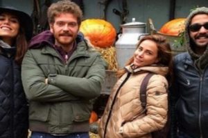 Cansu Dere oyuncu arkadaşlarıyla tatilde...