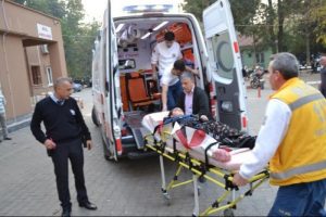 Gazoz şişesindeki &ccedil;amaşır suyunu i&ccedil;ince...