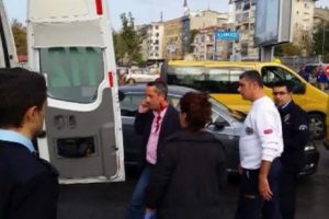 Trafikteki tartışmaya &ccedil;ay bardağı karıştı: 2 yaralı