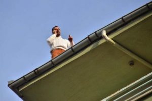 Apartman &ccedil;atısında intihar girişimi