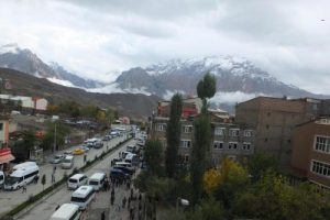 Hakkari'de S&uuml;mb&uuml;l Dağı'na kar yağdı