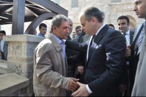Bakan'dan cami avlusunda sigara i&ccedil;en vatandaşa uyarı!