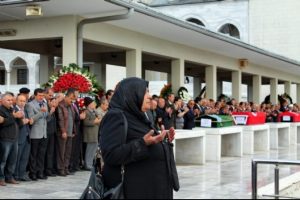 Eski MHP'li vekilin cenazesinde ilgin&ccedil; olay