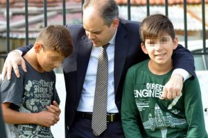 Bakan'dan sigara i&ccedil;en &ccedil;ocuklara nasihat!