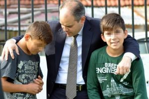 Sigara i&ccedil;en &ccedil;ocuklara "Bakan Abi" nasihati