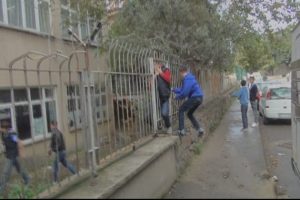 &Ouml;ğrenciler ka&ccedil;masın diye ağa&ccedil;ları yağladılar
