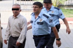 Baba oğlunu bı&ccedil;akladı
