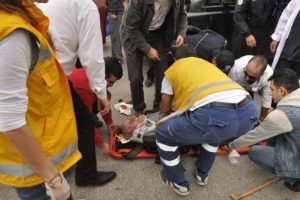 Suriyeli s&uuml;r&uuml;c&uuml; &ccedil;arptı, Filistinli doktor m&uuml;dahale etti