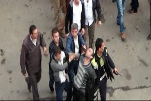 Sarkıntılık edip 2 polisi de yaraladılar, lin&ccedil; ediliyorlardı