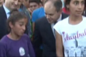 Bakana ''Maalesef &uuml;&ccedil; saattir bekliyoruz'' diye sitem etti