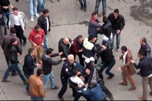 Kızlara laf atıp polis yumruklayan adama meydan dayağı