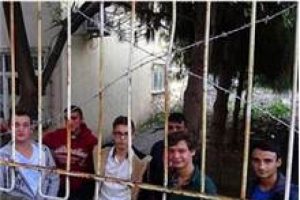 &Ouml;ğrenciler ka&ccedil;masın diye demirlere gres yağı s&uuml;rd&uuml;ler