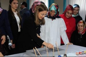 Kadınlarla ebru yaptı