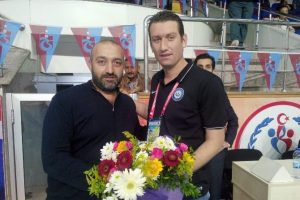 Yumruk attığı antren&ouml;re &ccedil;i&ccedil;ek verdi