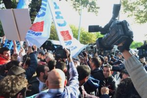 CHP gen&ccedil;lik kollarından protesto