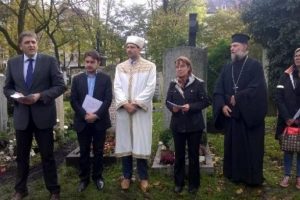 M&uuml;nih'te bebekler i&ccedil;in ortak dualar okundu