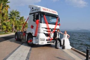 Gen&ccedil; &ccedil;iftin gelin arabası bir TIR