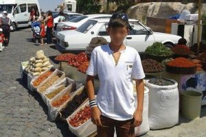 Şaka yapmak isterken arkadaşlarını ezdi