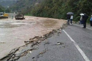 Sel karayolunu ulaşıma kapattı